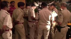 कर्नाटक पुलिस ने दलित व्यक्ति का हाथ काटने वाले अपराधियों को गिरफ्तार करने के लिए उन पर गोलियां चलाईं