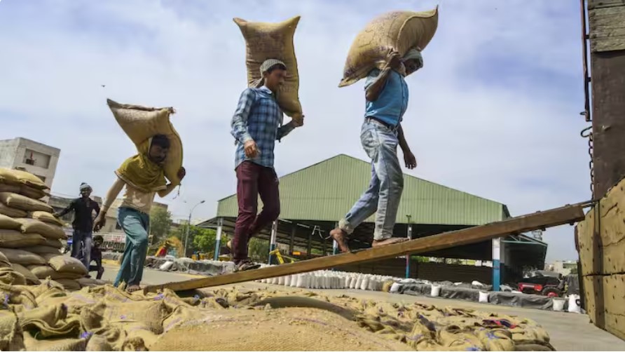 UP में लोगों तक नहीं पहुंचा 33 फीसदी फ्री राशन, 28.42% चावल भी रास्ते से ही गायब! रिपोर्ट में दावा